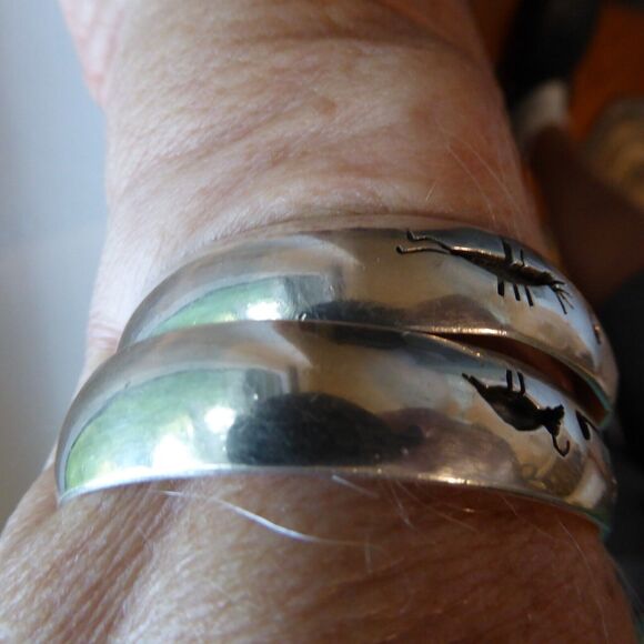 2 VTG Sterling Silver Overlay Style Stamped Cuff Bracelets Total 47.7 Gr Signed - Picture 5 of 16